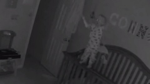 gruselig baby bett stehen - Foto: Screenshot YouTube / Chris and Keelan Chronicles