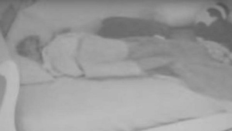 Das Mädchen schläft ruhig im Bett. Sie ahnt nichts von der gruseligen Bestrafung. - Foto: HvUseen Wrinkles / youtube