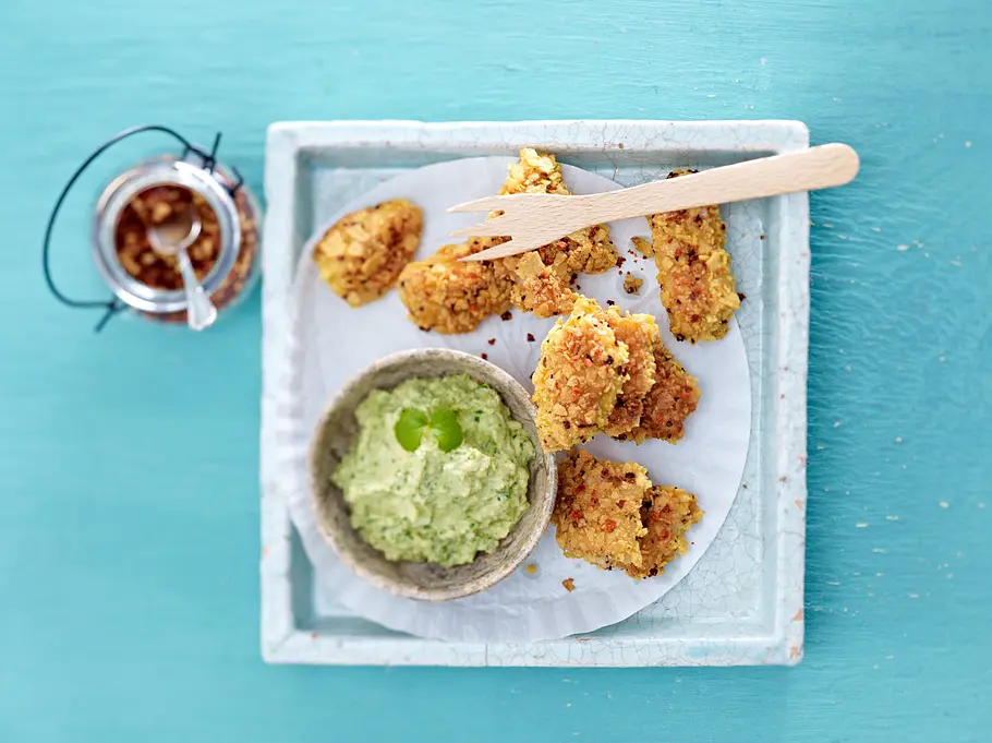 Als Dip für Hähnchennuggets macht sich Guacamole besonders gut.