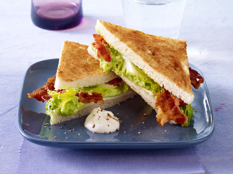 Auf einem Sandwich macht sich die Guacamole auch sehr gut.