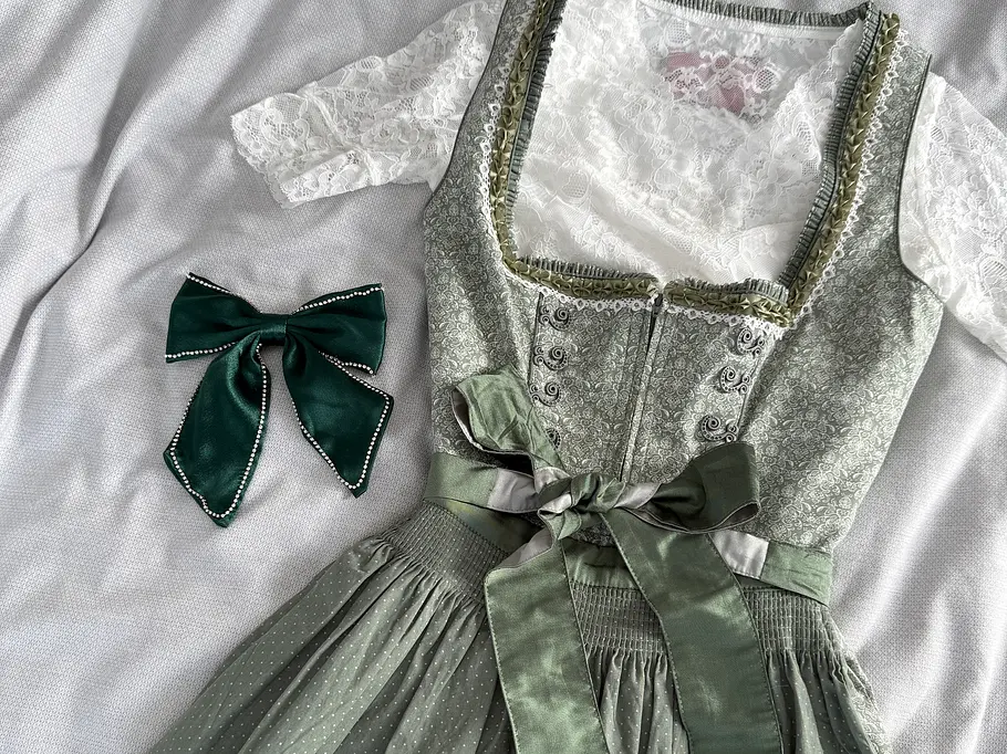 Günstige Dirndl unter 50 Euro Günstige Dirndl unter 50 Euro: Flatlay mit einem Dirndl