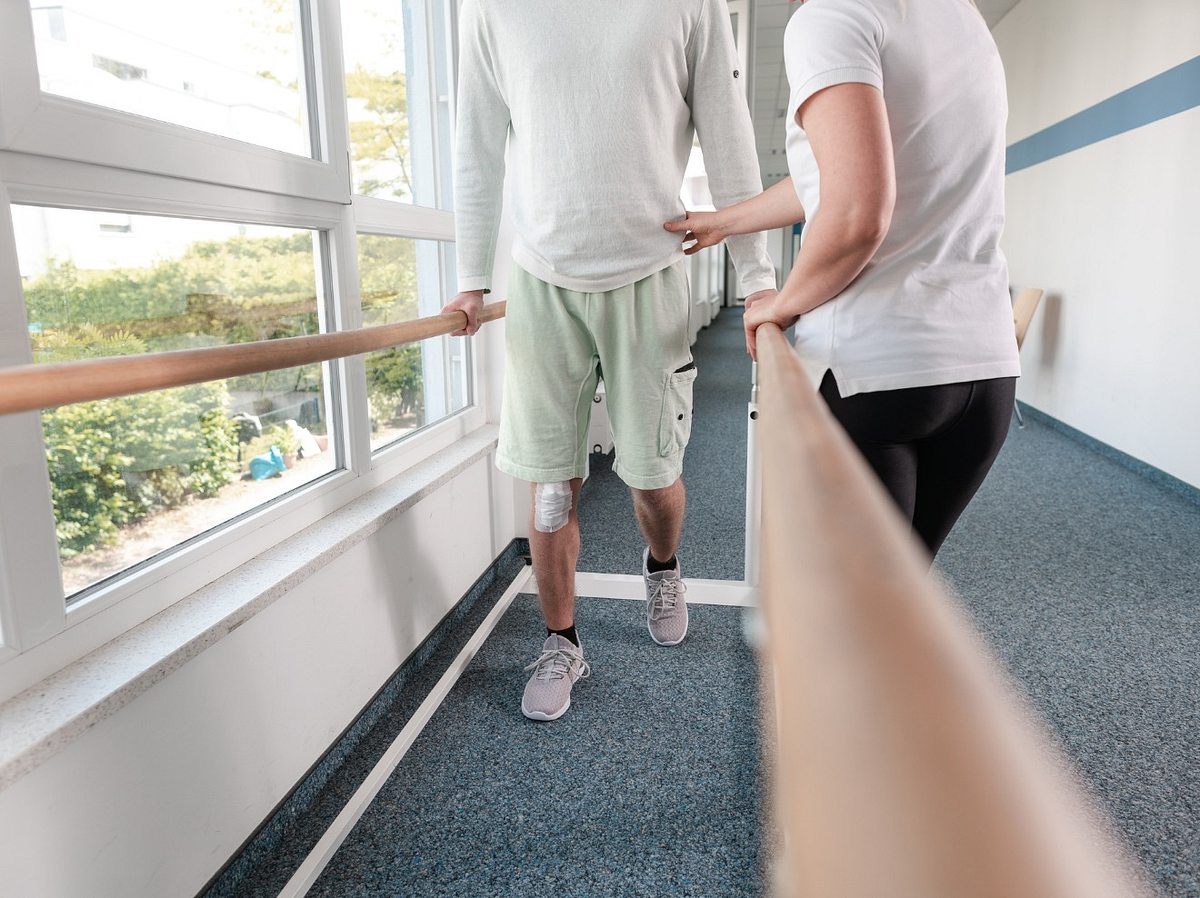 Nach einer GBS-Erkrankung müssen viele Patienten auch das Laufen wieder lernen (Symbolbild)