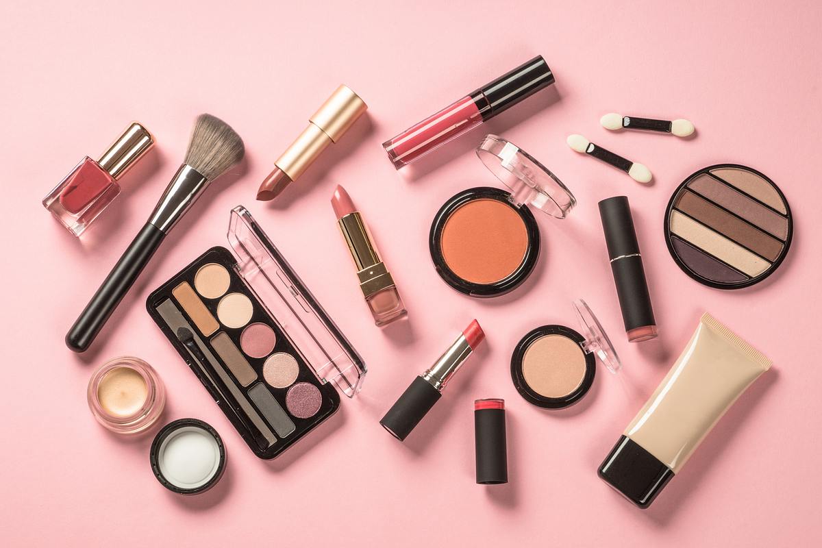Viele Beauty-Produkte auf pinkem Untergrund