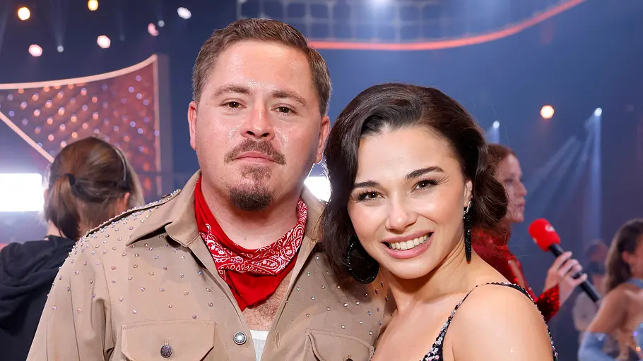 Gustav Schäfer und Tanzpartnerin Anastasia Maruster bekommen Unterstützung von Gustavs Tochter Gustav Schäfer und Tanzpartnerin Anastasia Maruster nach der Let's Dance-Kennenlernshow