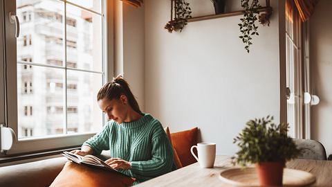 Gute Bücher für Frauen - Foto: iStock/ AleksandarGeorgiev 