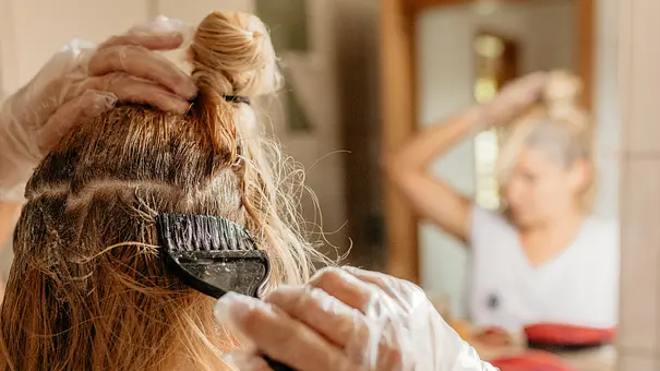 haar entfärben - Foto: iStock/SimonSkafar 