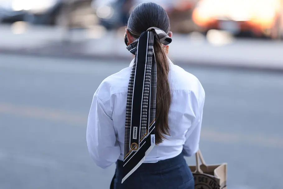 Eine klassischer Pferdeschwanz wird mit Haarband zum Hingucker.
