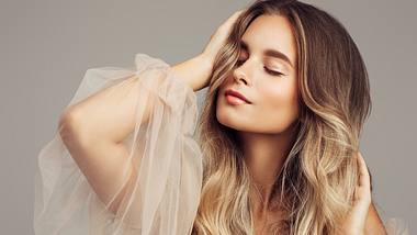Portrait of gorgeous young woman with elegant make up and perfect golden hairstyle - Foto: iStock/ CoffeeAndMilk