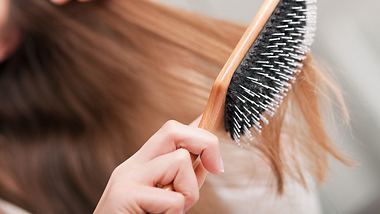 Haarbürste reinigen: Mit diesen Tipps und Tricks gehts schnell und einfach! - Foto: kzenon/iStock