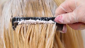 Haare blondieren so einfach gehts - Foto: Pridannikov/iStock