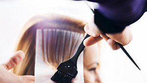 Haare färben in der Trend-Farbe Pfirisch. - Foto: skynesher/iStock