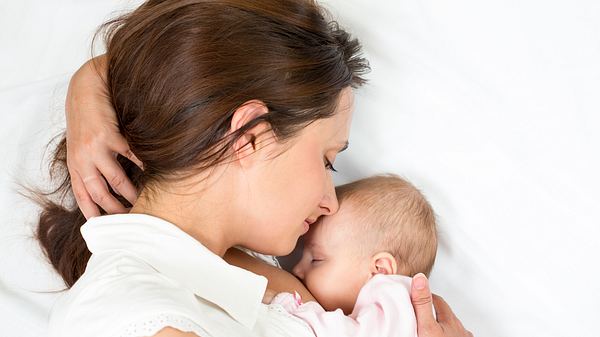 Haare färben Stillzeit - Foto: iStock / oksun70 