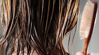 Haare trocknen ohne Föhn - mit diesen Tipps klappt es! - Foto: iStock