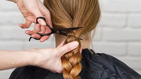 Haare spenden: Wie es funktioniert und worauf geachtet werden muss! - Foto: Ilja Enger-Tsizikov/iStock