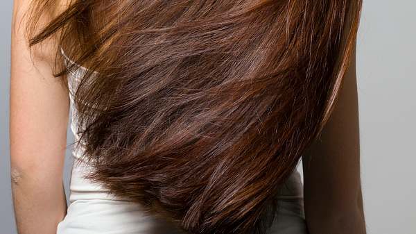 Haare waschen mit Natron - wie ist das Ergebnis? - Foto: iStock