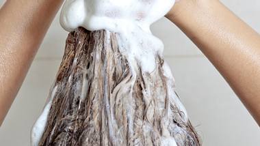 haare waschen mit zucker artikel - Foto: Istock