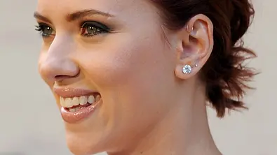 haarfarben der stars scarlett johansson traegt rote haare - Foto: Getty Images