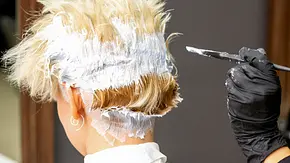Weibliche Friseurin färbt kurze Haare - Foto: okskukuruza/iStock Weibliche Friseurin färbt kurze Haare - Foto: okskukuruza/iStock