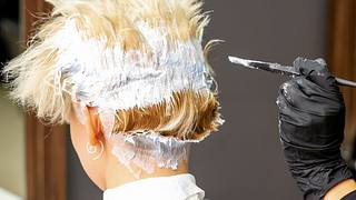 Weibliche Friseurin färbt kurze Haare - Foto: okskukuruza/iStock