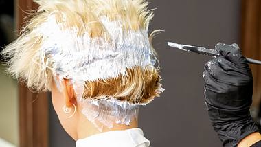 Weibliche Friseurin färbt kurze Haare - Foto: okskukuruza/iStock
