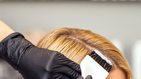 Diesen mega günstigen Haarfarben-Trend musst du jetzt unbedingt ausprobieren! - Foto: okskukuruza/iStock