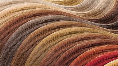 Cinnamon-Haare bleiben 2020 eine Trendhaarfarbe. Neu sind kupferrote Akzente. - Foto: Istock/Artem Makovskyi