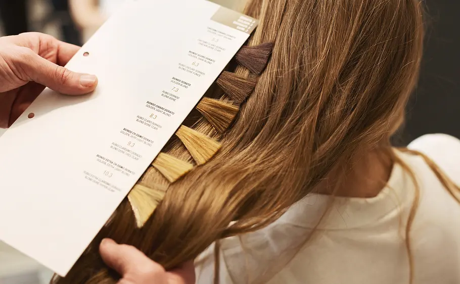 Haarfarben-Trends 2026 Hinterkopf einer Frau mit der Farbskala eines Friseurs