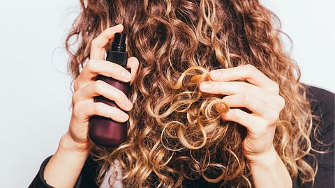 Haarkur für Locken selber machen: 10 DIY-Haarkuren, die trockene Locken pflegen - Foto: iprogressman/iStock