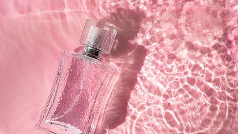 Haarparfum vor pinkem Hintergrund - Foto: iStock/ Alena Shapran
