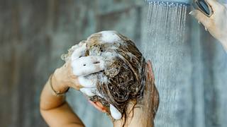 Haarpeeling: Mit diesem Shampoo-Trick wird dein Haar wirklich sauber! - Foto: skynesher/iStock