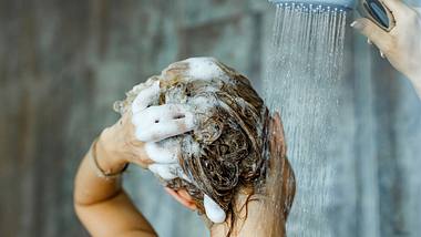 Haarpeeling: Mit diesem Shampoo-Trick wird dein Haar wirklich sauber! - Foto: skynesher/iStock