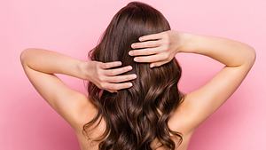 Frau mit langen braunen Haaren - Foto: iStock / Deagreez