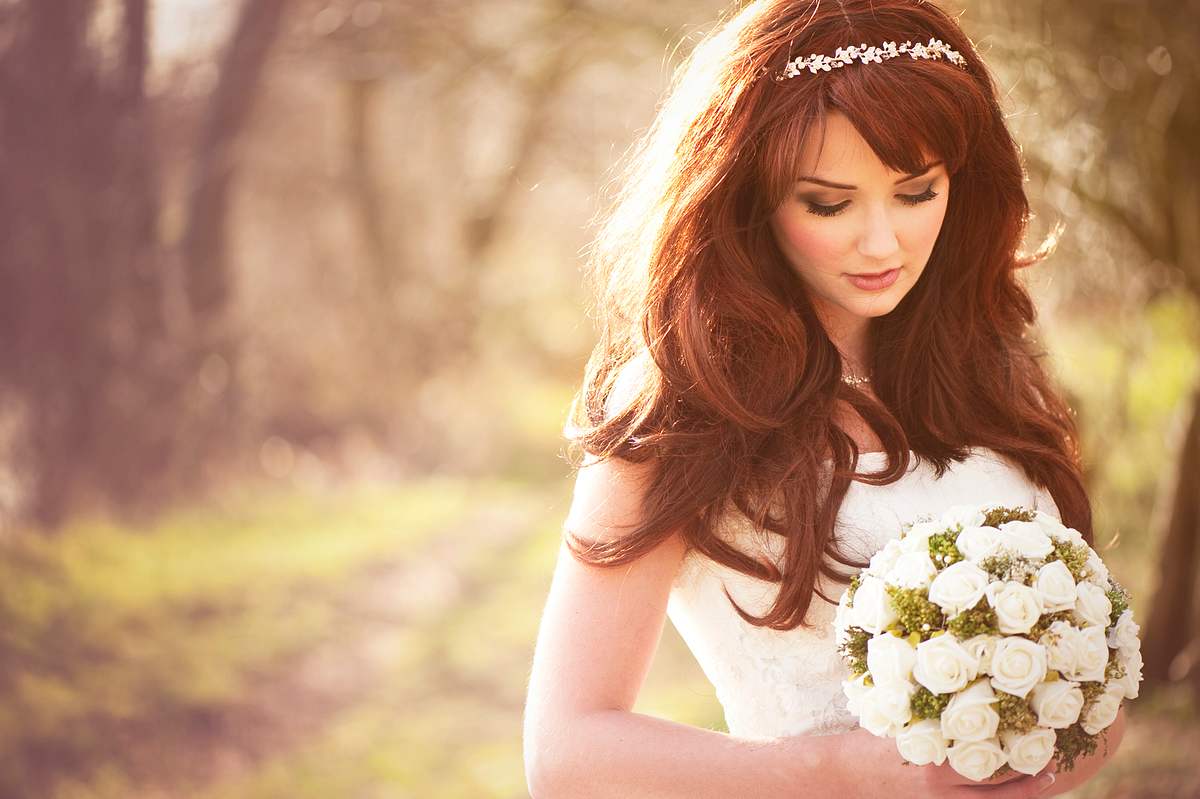 Braut trägt Diadem im Haar