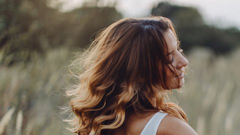 Dieser Haarschnitt zaubert frau mehr Volumen ins Haar. - Foto: Jasmina007/iStock