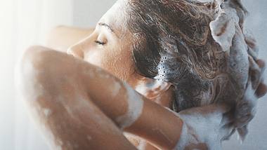Haarwachstum-Shampoo an Frau - Foto: iStock/gilaxia 