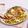 Hackbraten mit Ei dazu Kohlrabigemüse und Champignonrahmsoße - Foto: Food & Foto