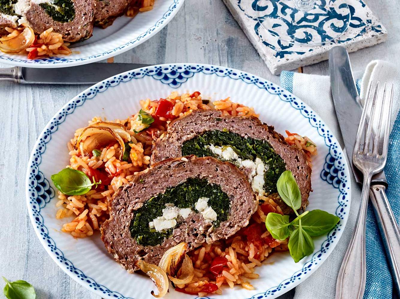 Ein Hackbraten mit Spinat und Feta gefüllt schmeckt immer. Ein Hackbraten mit Spinat und Feta gefüllt schmeckt immer.