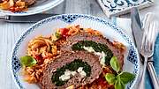 Ein Hackbraten mit Spinat und Feta gefüllt schmeckt immer. - Foto: Food & Foto Experts