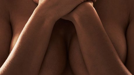 7 vermeidbare Fehler, die unsere Brüste hängen lassen - Foto: Mananya Kaewthawee/iStock