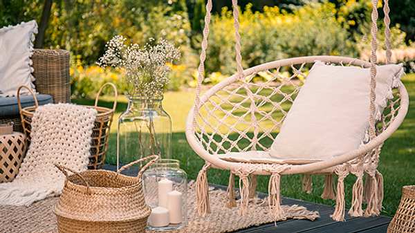 Bohemischer Hängesessel im Garten - Foto: iStock/KatarzynaBialasiewicz