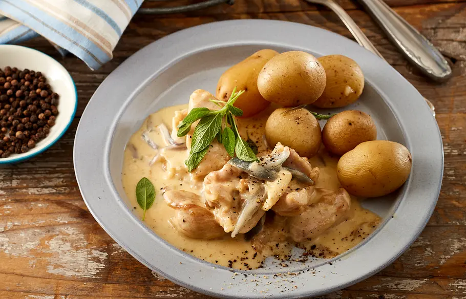 Hähnchen in Salbei-Ziegenkäsesoße: Rezept mit viel Eiweiß Hähnchen in Salbei-Ziegenkäsesoße: Rezept mit viel Eiweiß