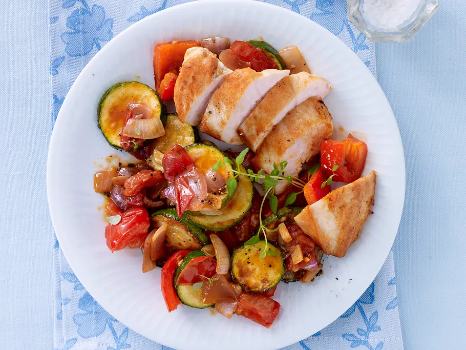 Hähnchenfilet mit Ratatouille - Das köstliche GLYX Rezept Hähnchenfilet mit Ratatouille - Das köstliche GLYX Rezept