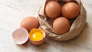 Hahnentritt und Hagelschnur finden sich zum Beispiel oft in Bio-Eiern. - Foto: ALEAIMAGE / iStock