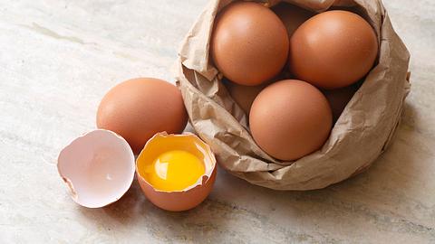 Hahnentritt und Hagelschnur finden sich zum Beispiel oft in Bio-Eiern. - Foto: ALEAIMAGE / iStock