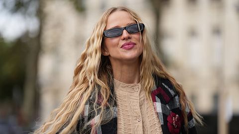 Frau mit langen, blonden, gewellten Haaren - Foto: Getty Images / Edward Berthelot