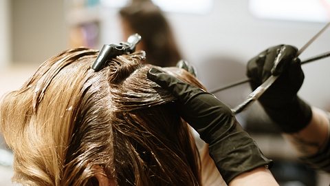 Hair Frosting: Diese Färbetechnik verspricht eine Haarpracht mit Wow-Effekt! - Foto: PatriciaEnciso/Getty Images