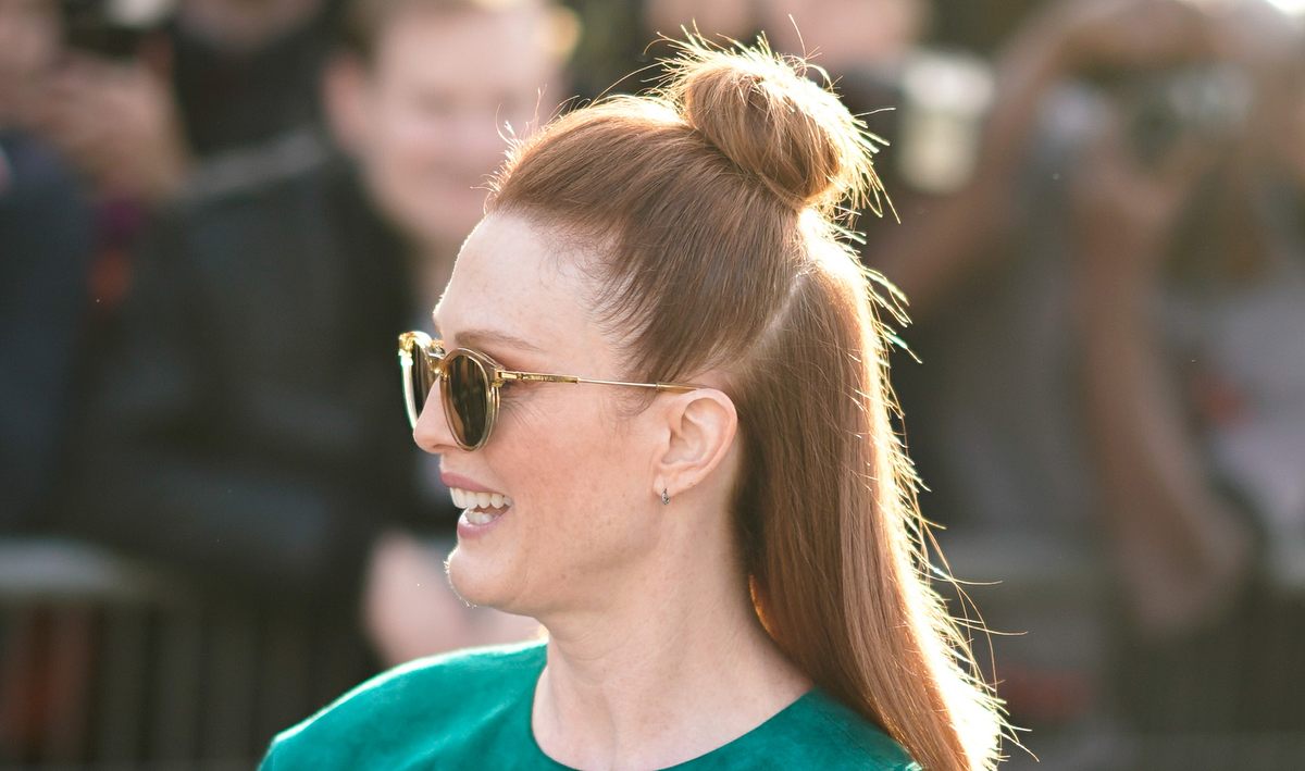 Julianne Moore trägt einen angesagten Half Bun.