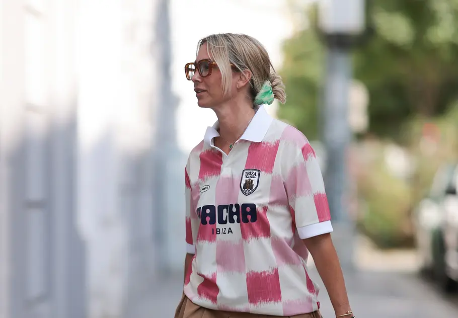 Halblange Haare mit Pony und Brille mit Haarklammer stylen Halblange Haare mit Pony und Brille: Diese Frisuren liegen im Trend