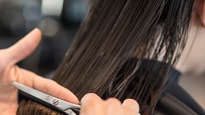 Die schönsten Haarschnitte & Stylings für halblange Frisuren ab 60 mit Brille  - Foto: Westend61/gettyimages