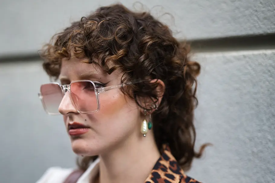 Trend-Frisur 2024: Mullet mit Pony und Brille Halblange Haare mit Pony und Brille: Diese Frisuren liegen im Trend